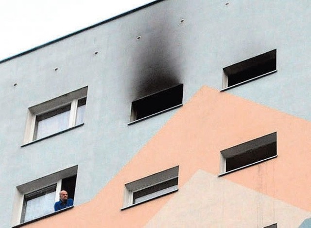 W czwartek po południu na X piętrze wieżowca przy ul. Szafera na Widzewie wybuchł pożar.
