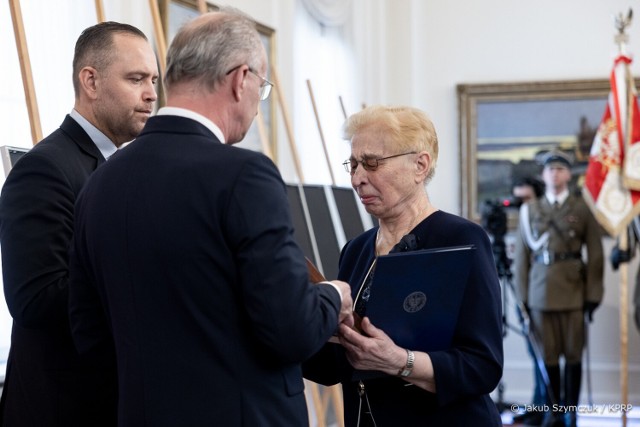 Belweder. Uroczystość wręczenia rodzinom not identyfikacyjnych ofiar dwóch totalitaryzmów - niemieckiego nazizmu i komunizmu