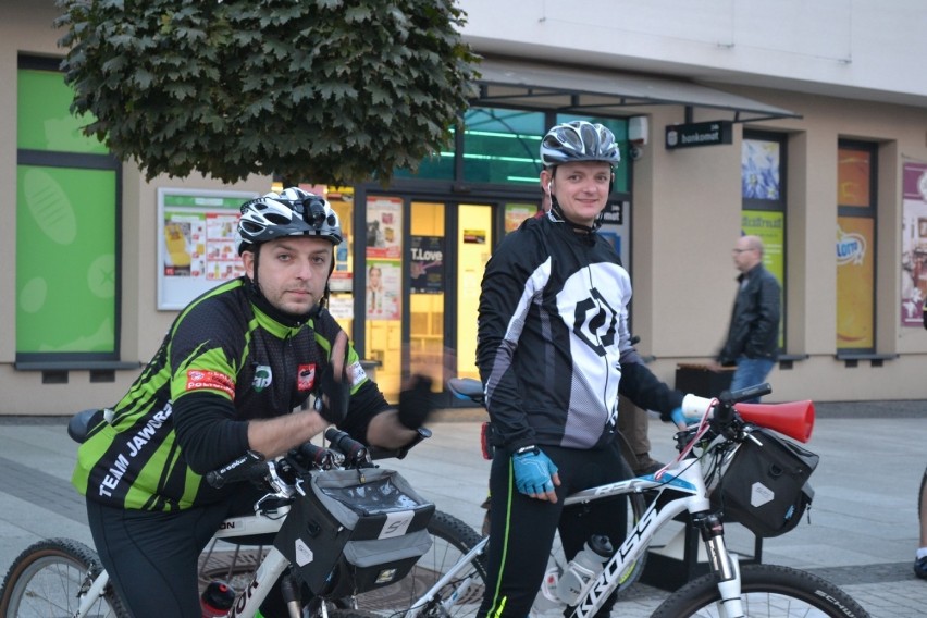 Night Biking Jaworzno: Ok. 250 osób wzięło udział w sobotnim rajdzie rowerowym [ZDJĘCIA]