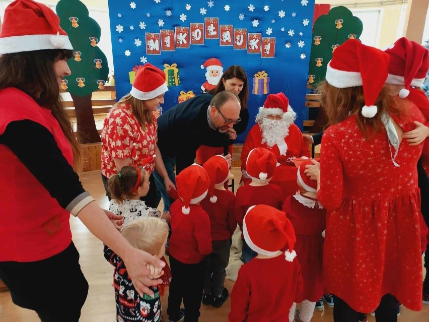 Święty Mikołaj odwiedził dzieci z kazimierskiego przedszkola samorządowego. Nie mogło zabraknąć prezentów. Zobaczcie zdjęcia
