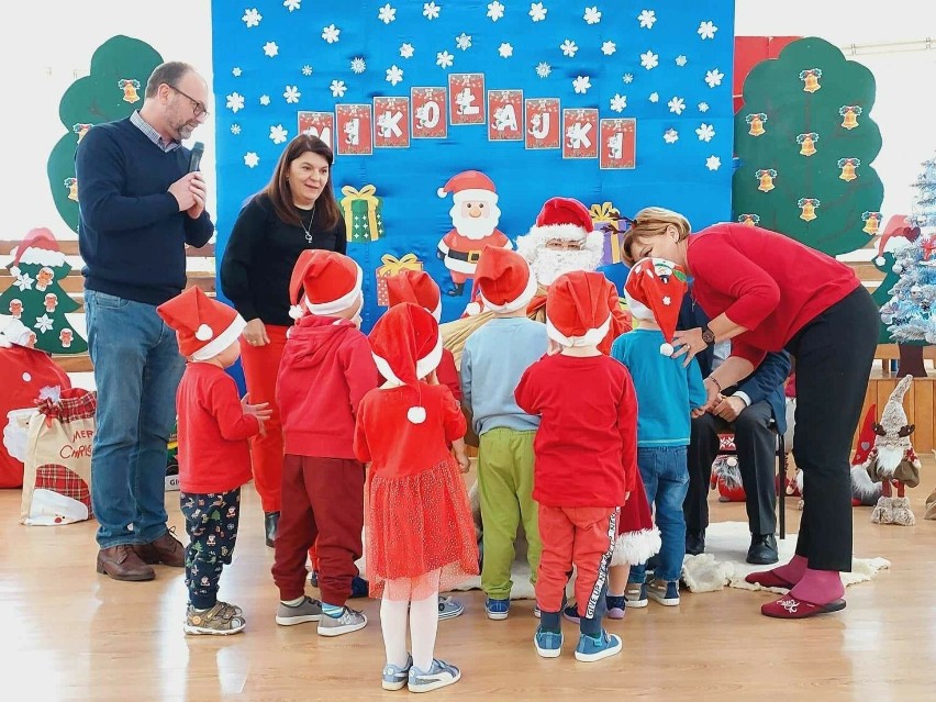 Święty Mikołaj odwiedził dzieci z kazimierskiego przedszkola samorządowego. Nie mogło zabraknąć prezentów. Zobaczcie zdjęcia