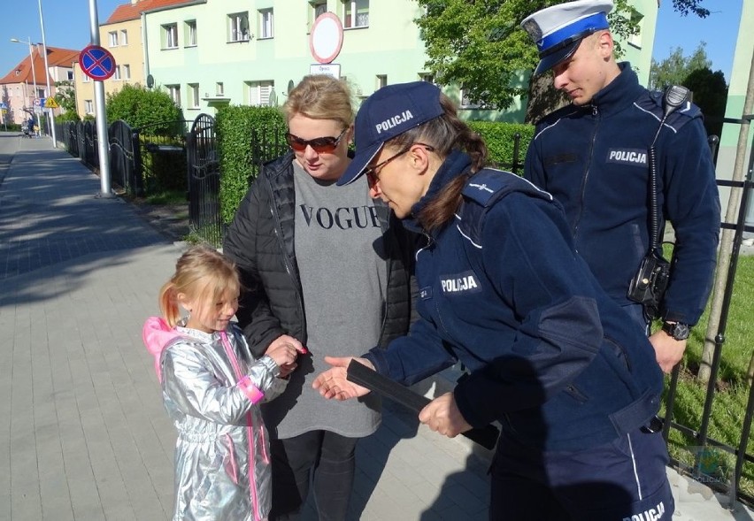 Policjanci rozdawali najmłodszym odblaski oraz odznaki...