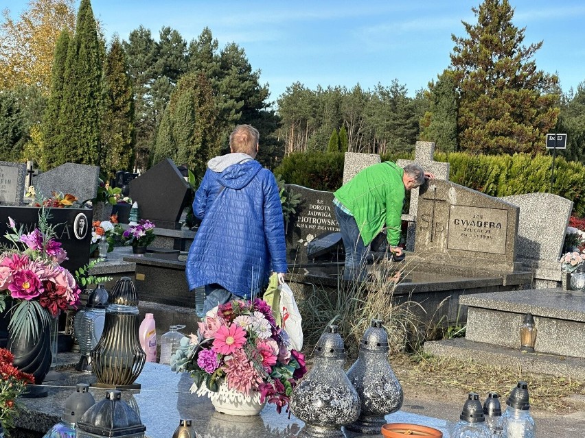 Przygotowania do Wszystkich Świętych w Radomiu. Wiele osób sprząta groby na cmentarzu Firlej