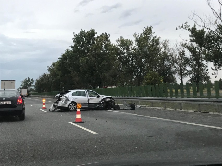 Wypadek na autostradzie A1 w powiecie aleksandrowskim. 3 osoby trafiły do szpitala
