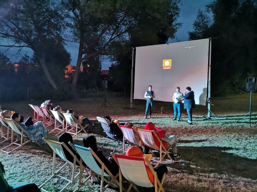 Kolejny seans kina plenerowego w Wągrowcu. Na Straszewie pojawiło się dużo widzów