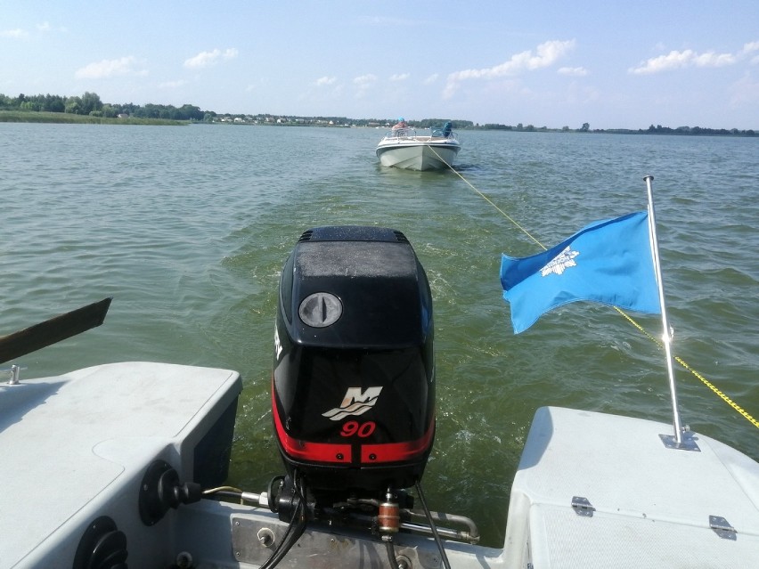 Radziejów. Awaria silnika łodzi na środku jeziora Gopło. Interweniowali policjanci z radziejowskiej grupy wodnej