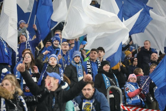 Fani Niebieskich dopingowali Ruchu na Stadionie Śląskim w meczu z Legią

  Zobacz kolejne zdjęcia. Przesuwaj zdjęcia w prawo - naciśnij strzałkę lub przycisk NASTĘPNE