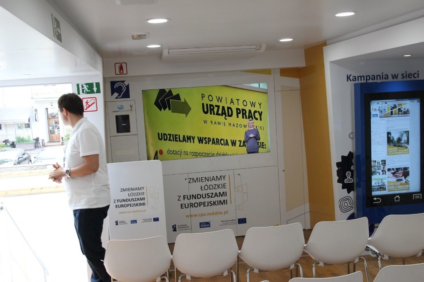 Mobilne centrum funduszy unijnych z wizytą w Wieluniu [FOTO]