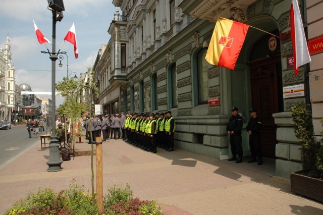 Policja przed łódzkiem magistratem fot. P.Drzewiecki