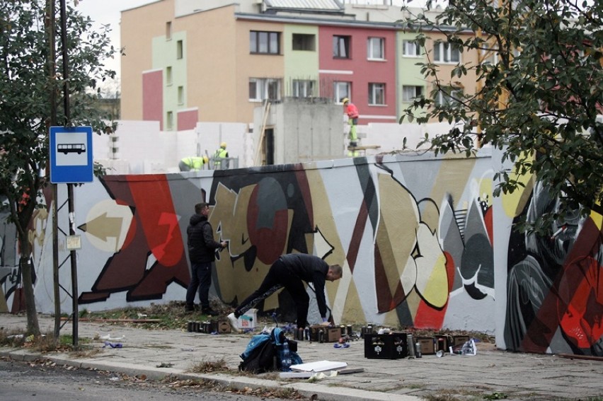Na murze przy ulicy Artyleryjskiej powstało Graffiti.