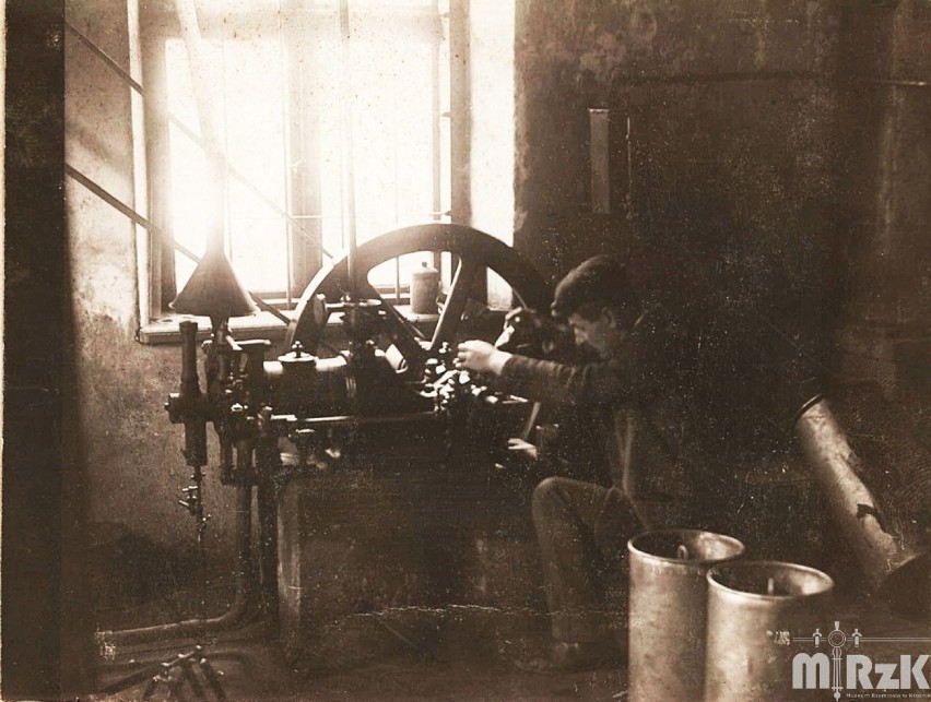 Pracownik przy naprawie motoru w fabryce Michała Miesowicza,...