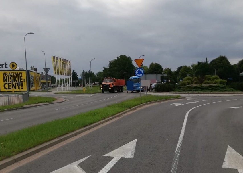 Zderzenie osobówki z ciężarówką w Szczecinku. Utrudnienia na rondzie [zdjęcia]