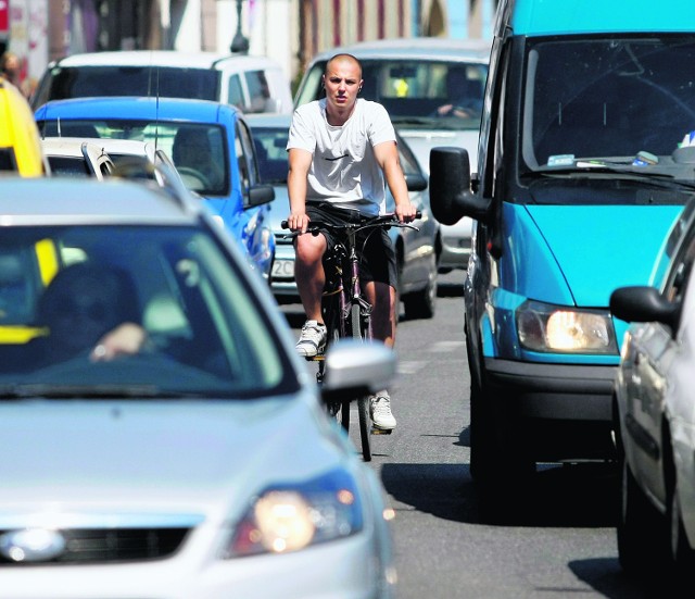 Dotąd rowerzysta między autami był intruzem. Teraz może wyprzedzać je z każdej strony