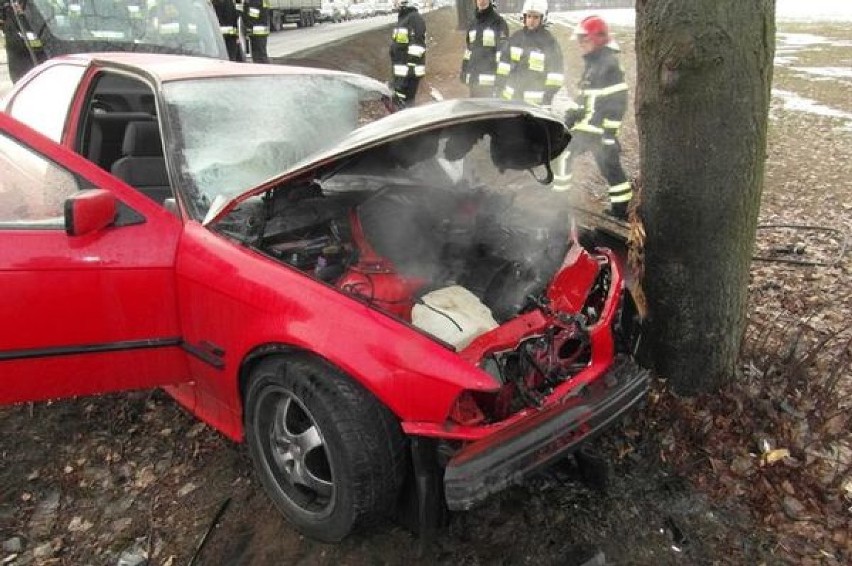Wypadek: pożar samochodu po uderzeniu w drzewo