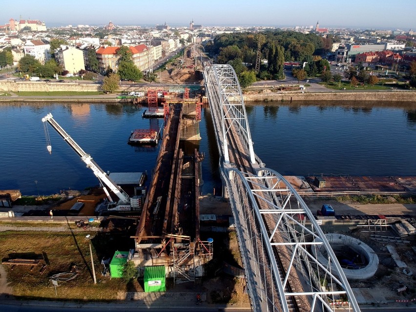 Kraków. Kończy się rozbiórka mostu kolejowego nad Wisłą [WIDEO]
