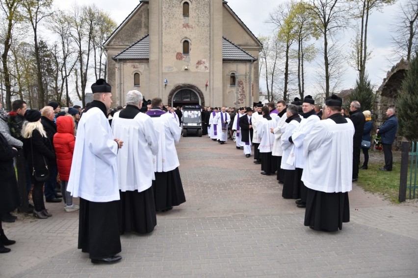 Boruja Kościelna: Pogrzeb proboszcza. Tłumy żegnały księdza