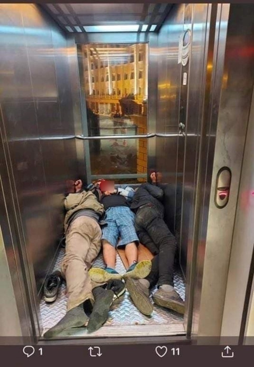 Bezdomni śpią w windzie na kładce dla pieszych w centrum Rzeszowa. Miasto niewiele może z tym zrobić