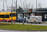 Autobus hybrydowy w Kielcach z uszkodzoną karoserią. Ledwie wyjechał na drogi i już miał kraksę