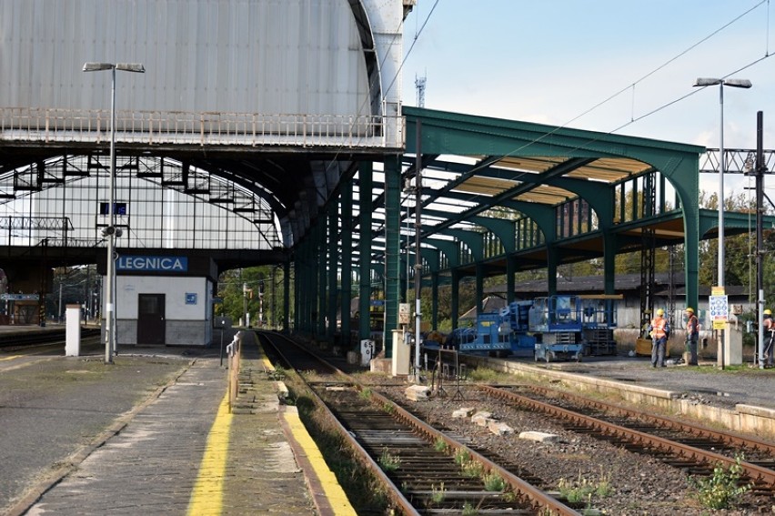Remont dworca w Legnicy, perony 1, 2 i 5 zamknięte dla podróżnych [ZDJĘCIA]