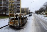 Wraki w Poznaniu - Spalone auto na Sarmackiej stoi już ponad miesiąc [ZDJĘCIA]