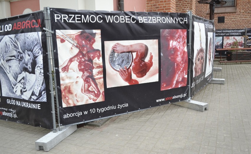 Plakaty o aborcji przy klasztorze w Wejherowie