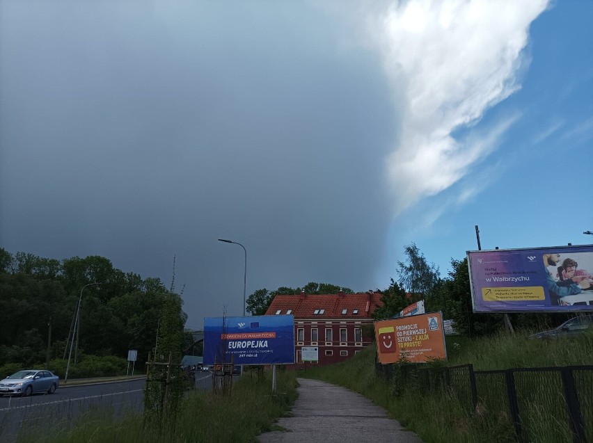 Front nad Wałbrzychem. Ciężkie chmury zasłoniły niebo. to...