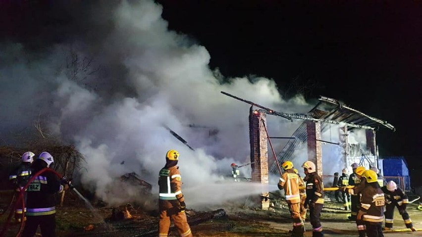 W nocy spłonął duży budynek gospodarczy w Kosienicach koło Przemyśla. W akcji strażacy z 7 jednostek!