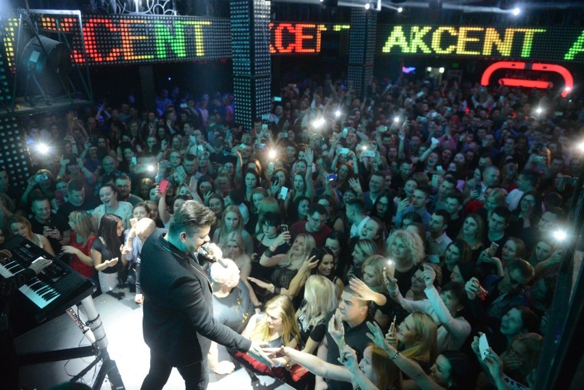 Zenek Martyniuk podczas koncertu w klubie w Zielonej Górze