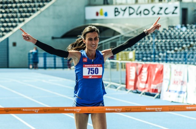 W niedzielę, 30.04.2017, biegacze opanowali Bydgoszcz. 10-kilometrową trasą ze stadionu im. Zdzisława Krzyszkowiaka do Myślęcinka i z powrotem pobiegli uczestnicy "Bydgoszcz na start".

Najlepsza okazała się kobieta - Katarzyna Kowalska. Reprezentantka Vectry Włocławek podzieliła się z nami swoimi wrażeniami - zobacz wideo.



