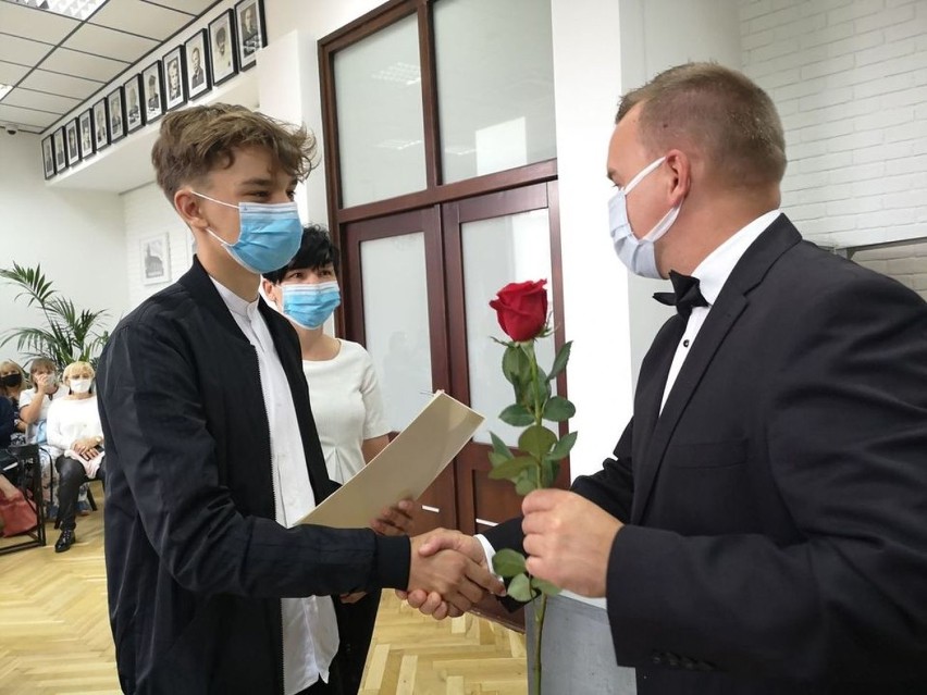 28 uczniów z gminy Gniewkowo odebrało z rąk burmistrza Adama...