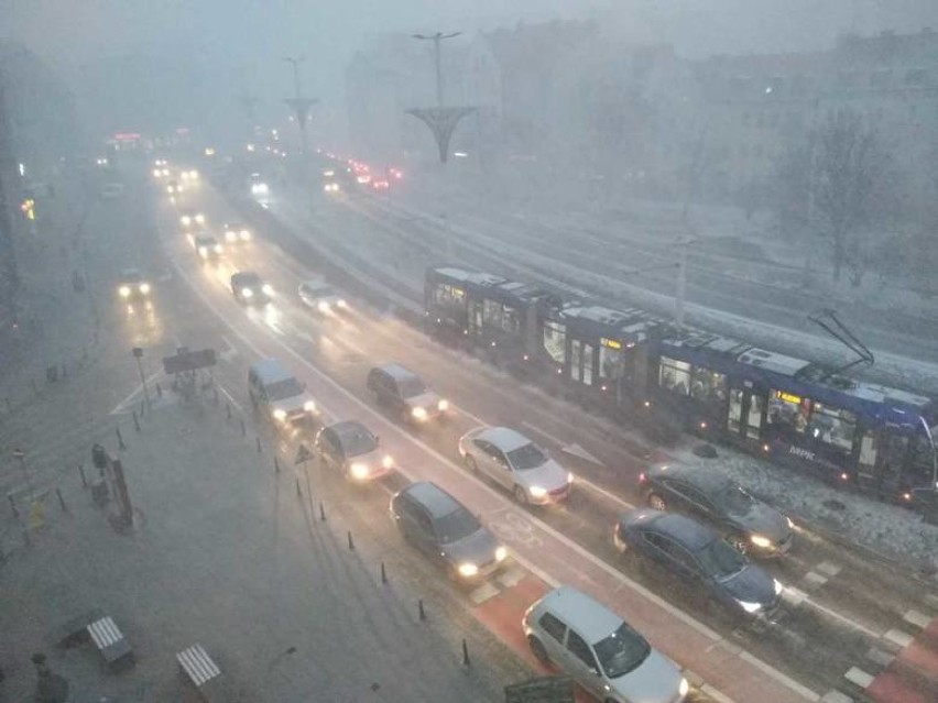 We Wrocławiu spadł pierwszy śnieg. Uwaga! Będzie ślisko (ZOBACZ OSTRZEŻENIE METEO)