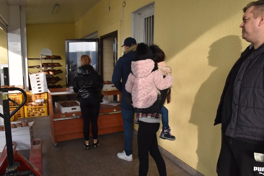 Tłusty Czwartek. Z piekarni w Koźminku wyjedzie około 20 tysięcy pysznych pączków. ZDJĘCIA