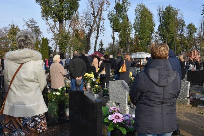 Wszystkich Świętych 2019: Tłumy parafian na cmentarzu...