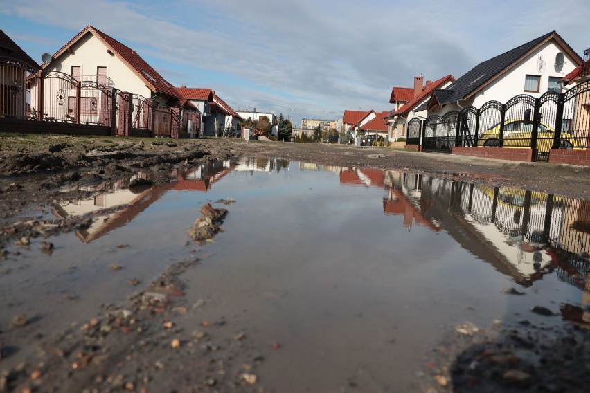 Mieszkańcy domagają się utwardzenia drogi.