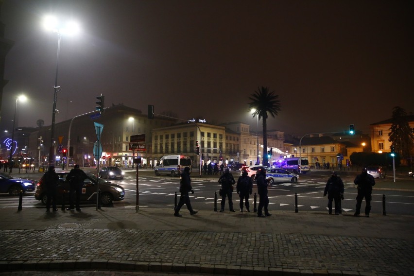 Obywatele RP strajkują w centrum Warszawy. "Sprawdzają godzinę policyjną” 