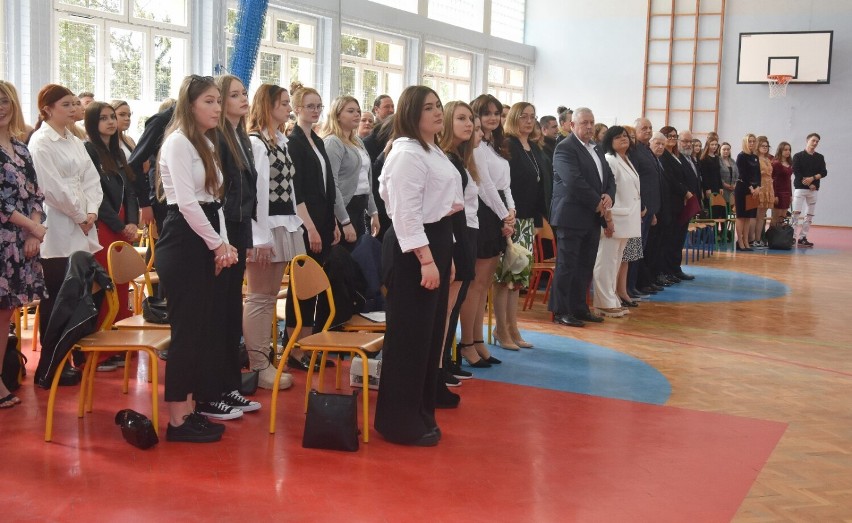 Szamotuły. "Rolnik" pożegnał kolejne pokolenie swoich wychowanków. Maturzystki i maturzyści odebrali świadectwa