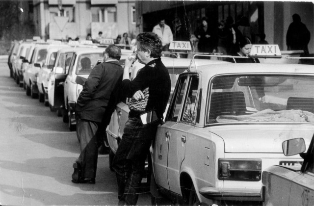 28.06.1989, powoli role się odwracają, teraz taksówkarze czekają w kolejce...