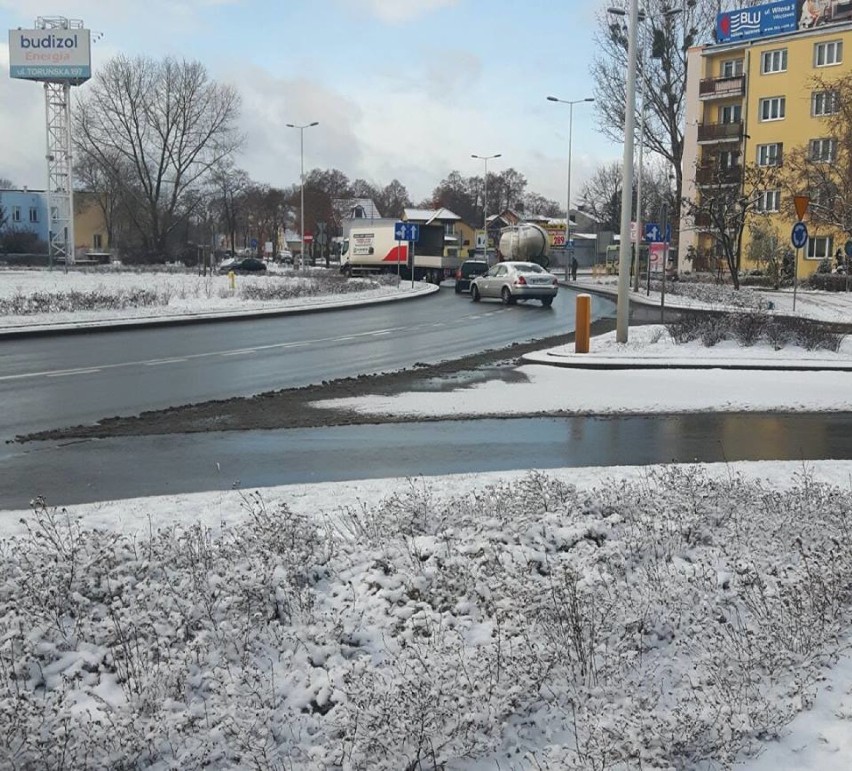 Zima zaskoczyła drogowców, kłopoty kierowców we Włocławku [wideo]