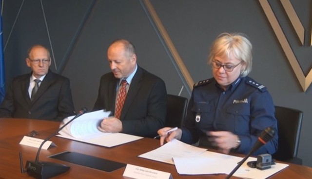 Umowę ze strony Komendy Głównej Policji podpisała inspektor dr Małgorzata Borowik, dyrektor Biura Logistyki Policji KGP, Fabrykę Broni natomiast reprezentował prezes zarządu Adam Suliga.