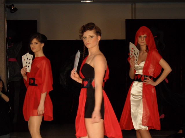 Kreacje zaprezentowane podczas pokazu mody w 2011 roku
