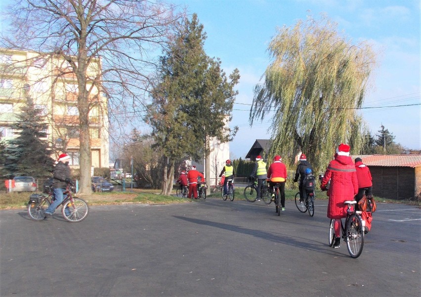 Strzelno. Mikołaje na rowerach pozdrawiali mieszkańców i przypominali o nadchodzącym Bożym Narodzeniu. Zdjęcia