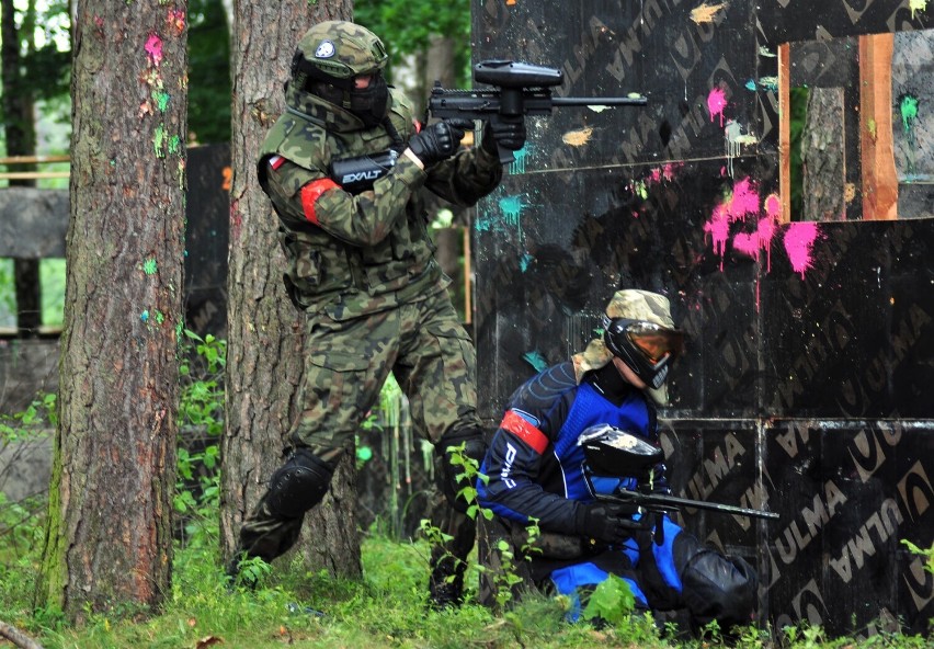 Strefa paintball funkcjonuje w ośrodku Wawrzkowizna koło...