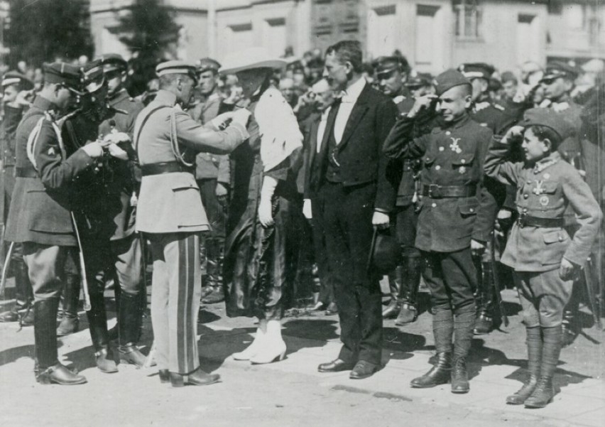 Płock 10 kwietnia 1921 r. J. Piłsudski odznacza Marcelinę Rościszewską. Obok stoją: Tadeusz Świecki, Józef Kaczmarski i Tadeusz Jeziorowski.