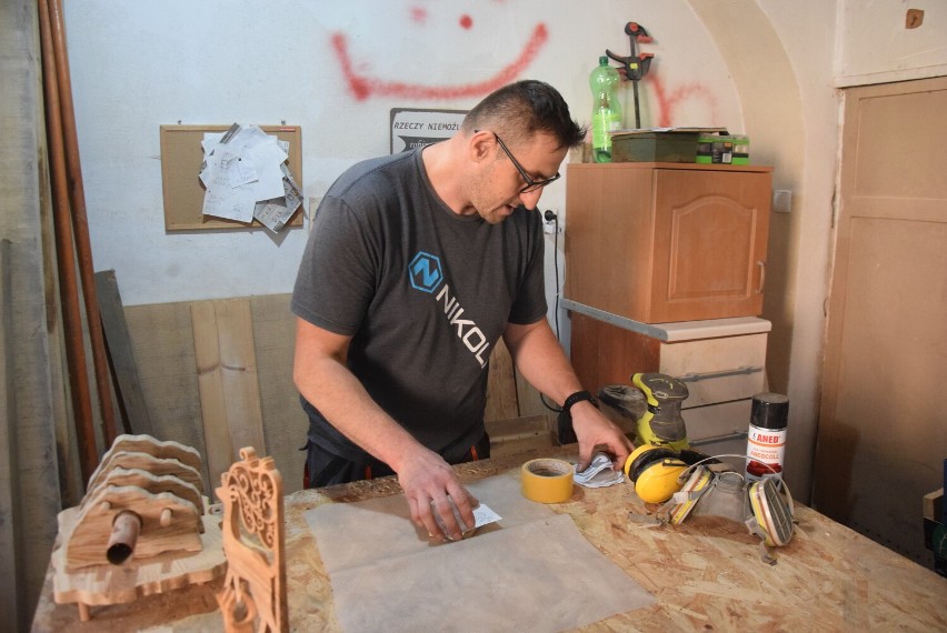 Tomasz Magaj z Sycowa wykonuje drewniane ozdoby. Swoje prace pokazuje na YouTube i Tik-Toku!