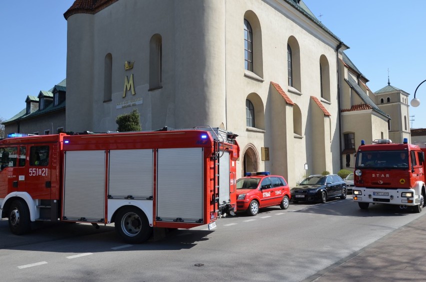 Pozorowany pożar w wieluńskiej kolegiacie. Ćwiczenia strażaków [ZDJĘCIA] 