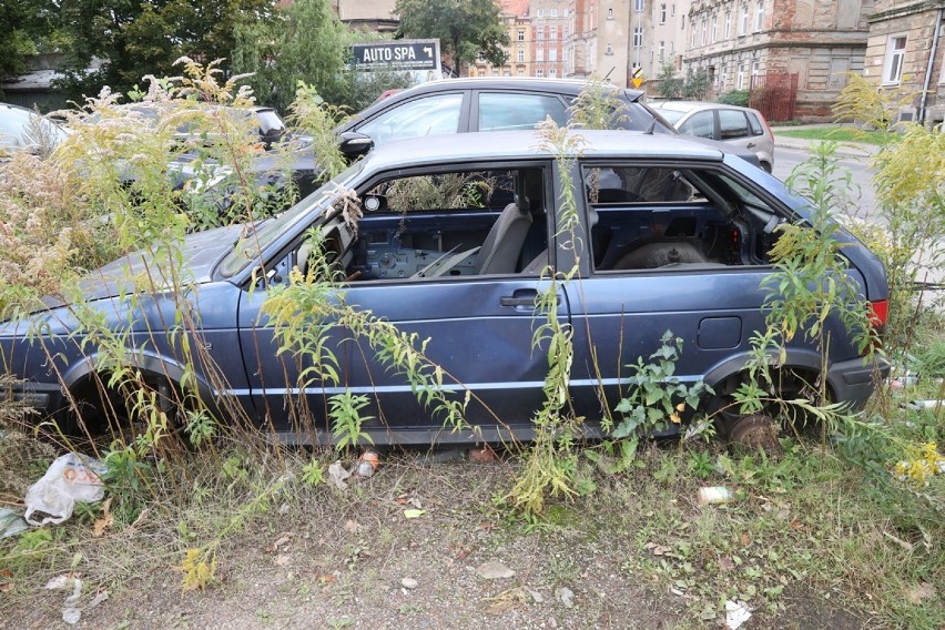 Legnica: Wraki aut zalegają na parkingach [ZDJĘCIA]