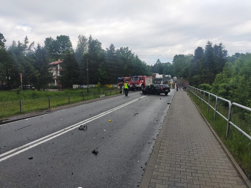 Wypadek dwóch aut w gminie Tymbark. Jedno z nich przerwało bariery i wypadło z drogi 