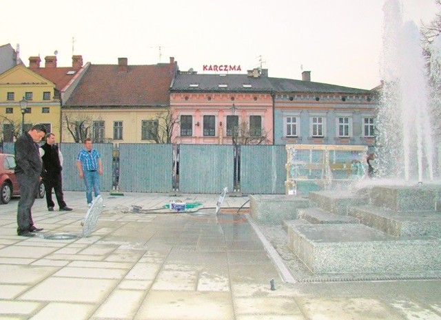 Sławomir Chudoba (z lewej ) i Marcin Chudoba (z prawej) pracowali przy fontannie dniem i nocą