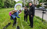 Akcja sprzątania na Czyżkówku w Bydgoszczy pod hasłem: "Zamień worek na krzaczorek" [zdjęcia]