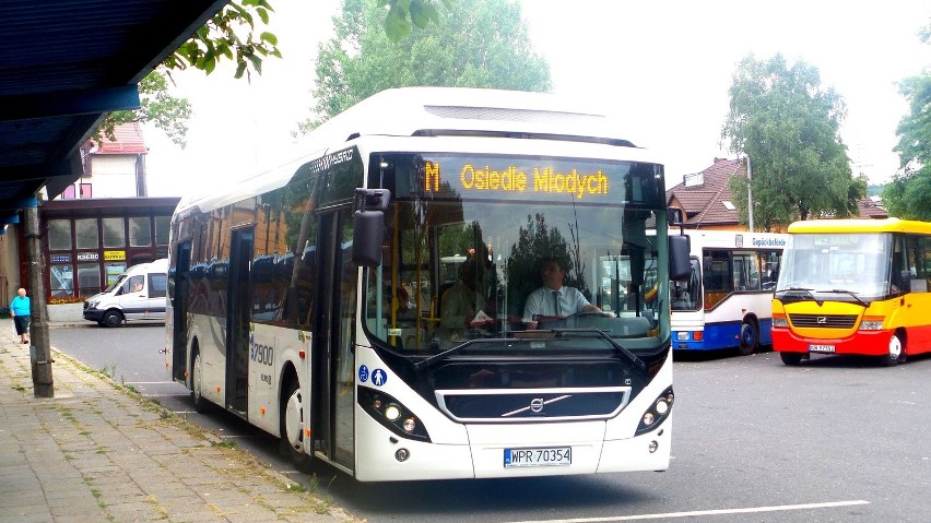 Nowoczesny autobus hybrydowy na ulicach Olkusza